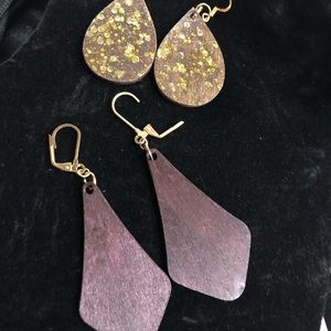 2 pairs of earrings